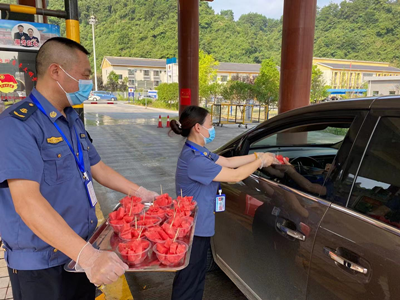 河北磁县：高速没油，交警来帮